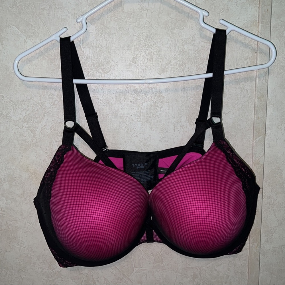 Torrid Hot Pink 44DD Bra with Chest strap detail!